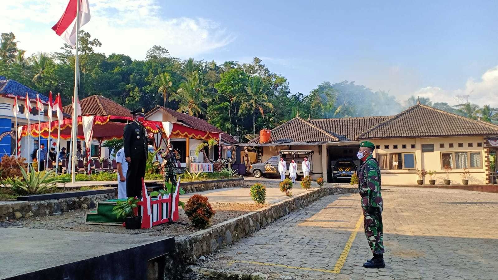 Upacara Penurunan Bendera Ke-76