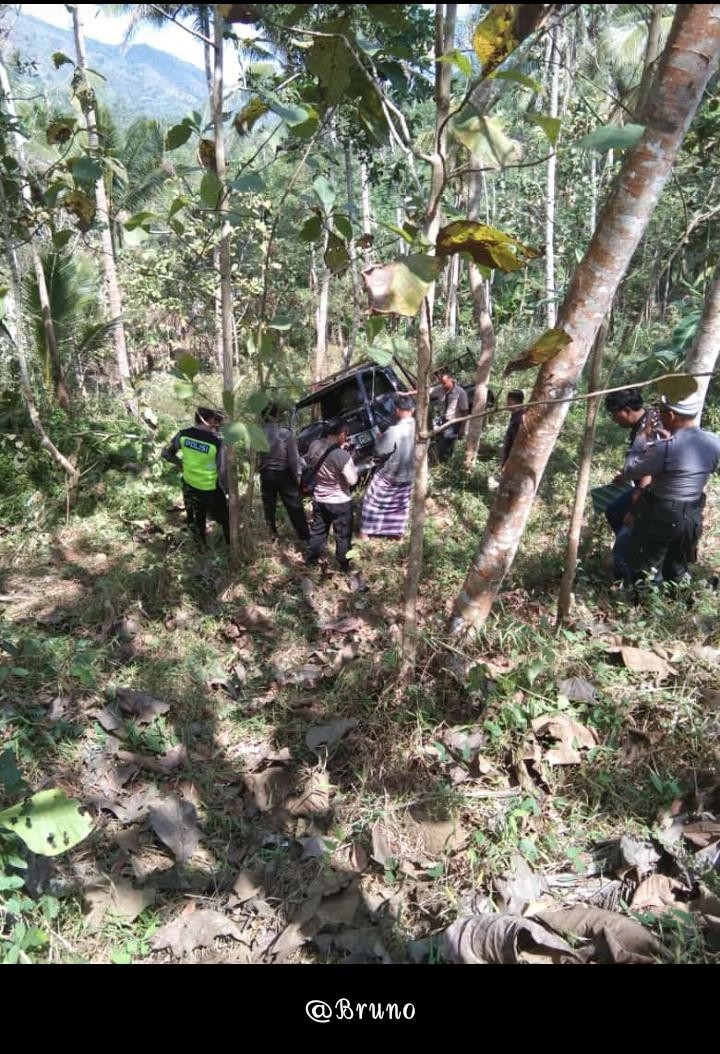 Tikungan Tajam, Mobil Terperosok di Jalan Kecamatan Bruno