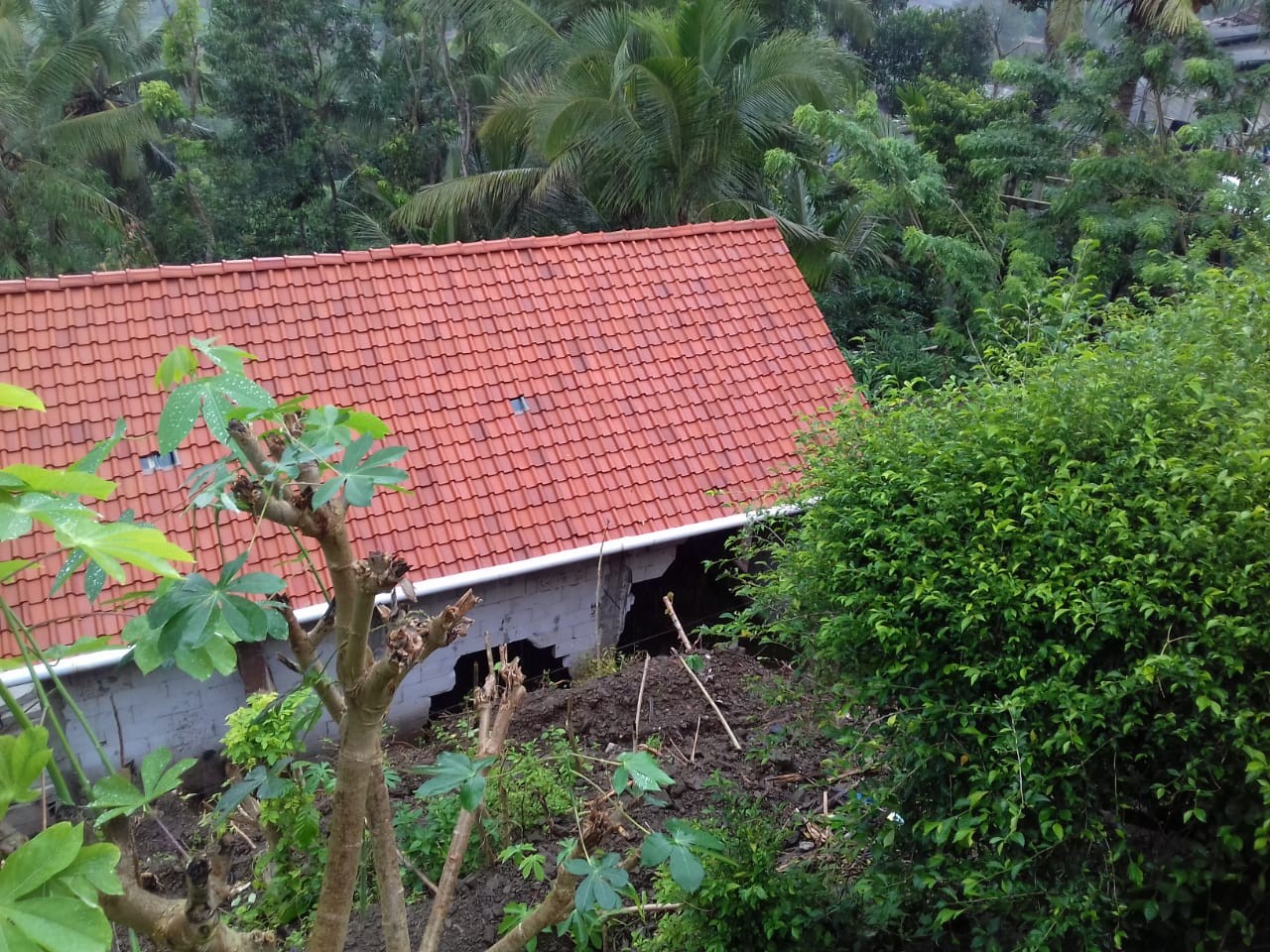 Longsor yang Mengakibatkan Tembok Warga Jebol