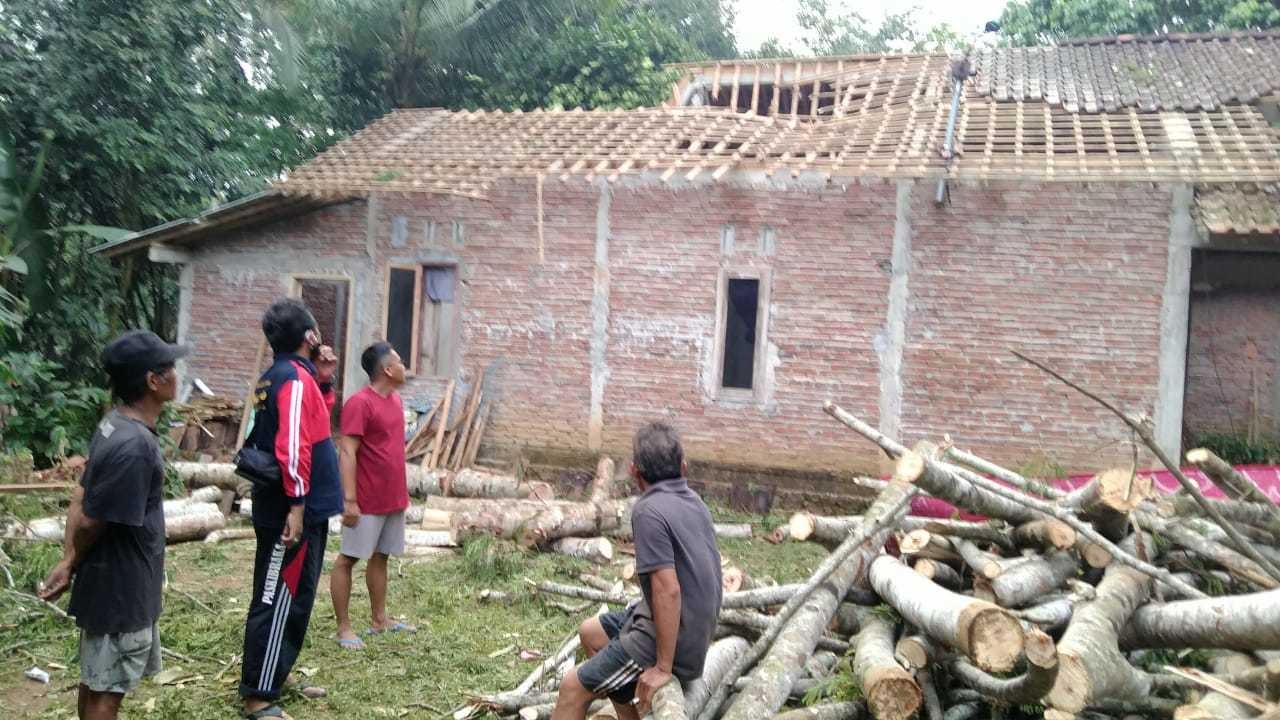 Rumah Rusak Akibat Tertimpa Pohon Tumbang