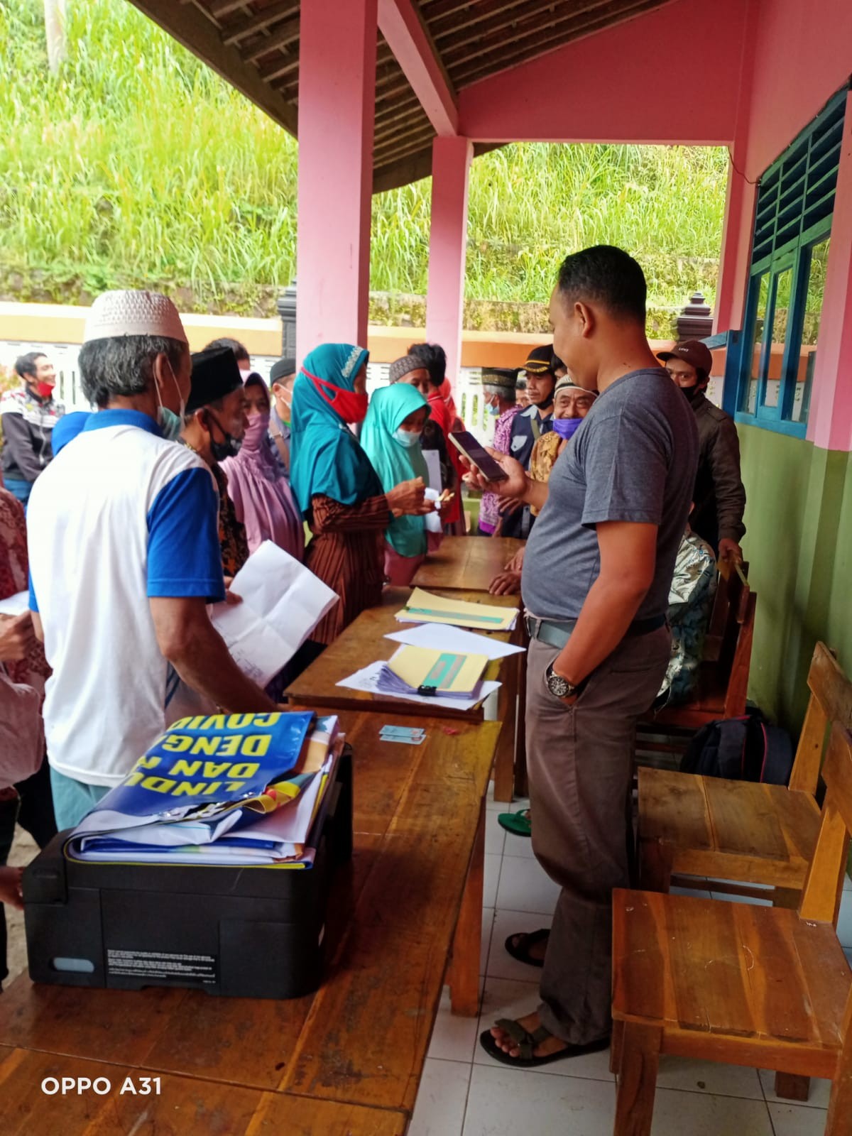 Antusias Warga dalam Vaksinasi Tahap Pertama Desa Cepedak