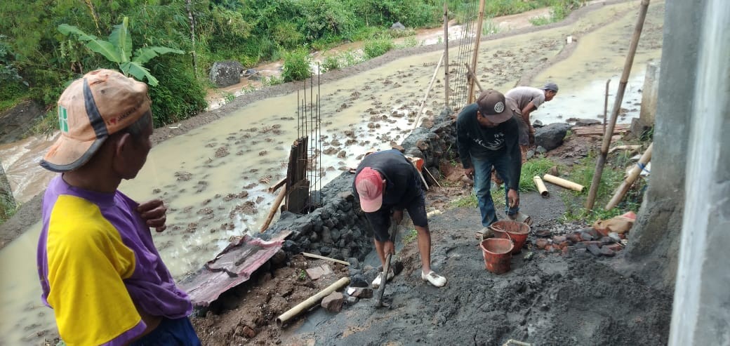 Monev Pembangunan Talud Desa Gowong Kecamatan Bruno 