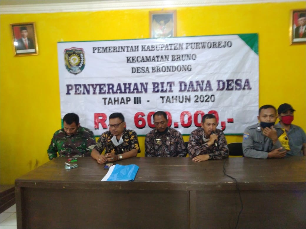 Penyerahan BLT-DD Tahap III Desa Brondong, Kecamatan Bruno 