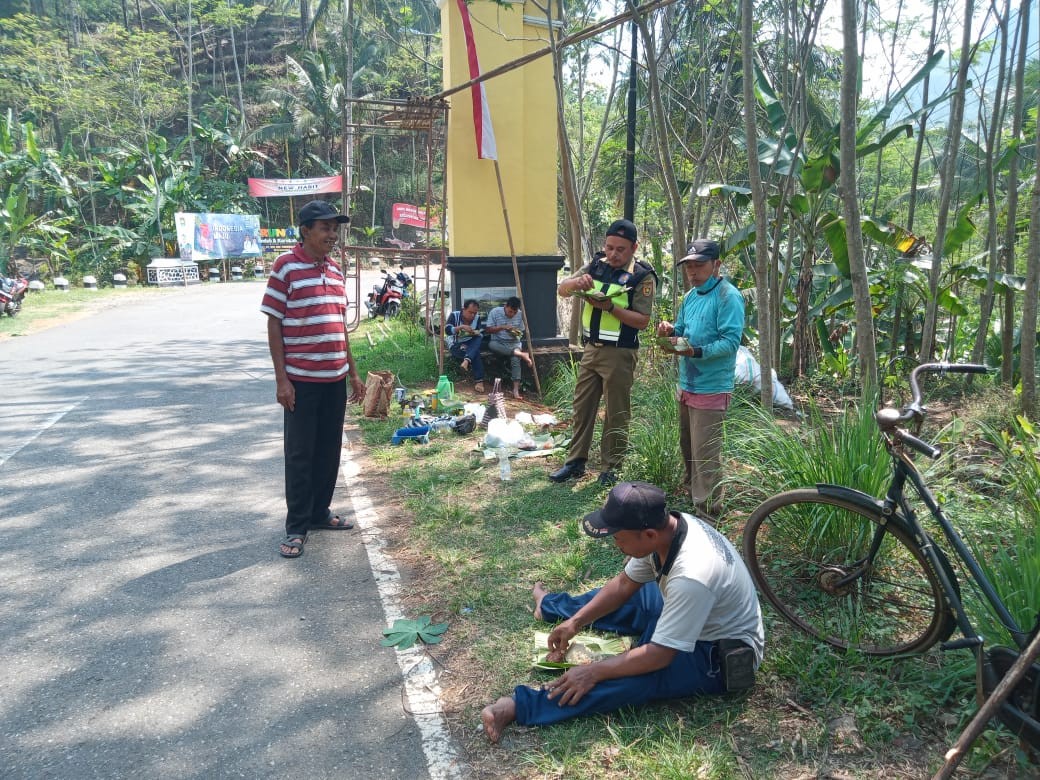 Renovasi Tugu Batas Kecamatan Bruno 