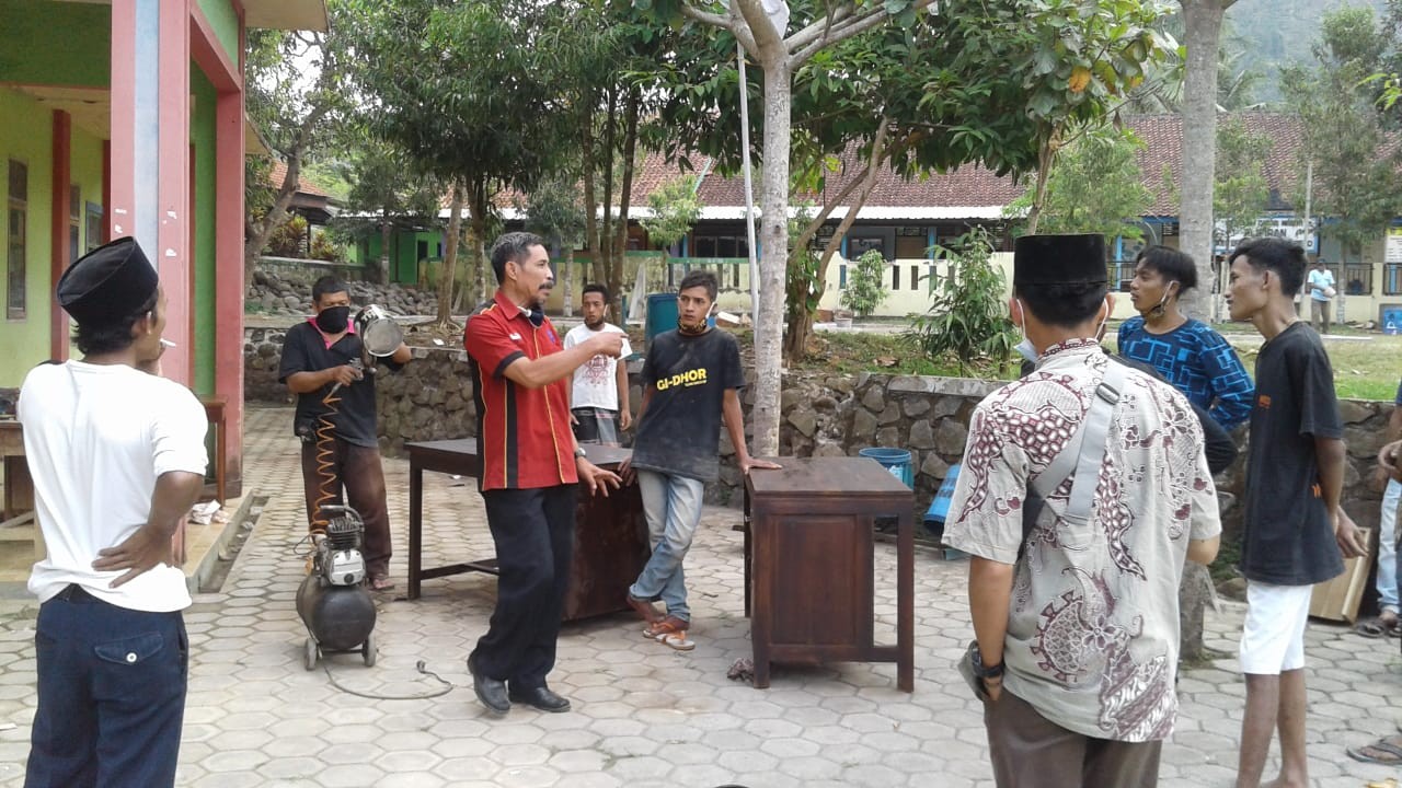 Kegiatan Pelatihan Plitur Bagi Para Santri Kecamatan Bruno 