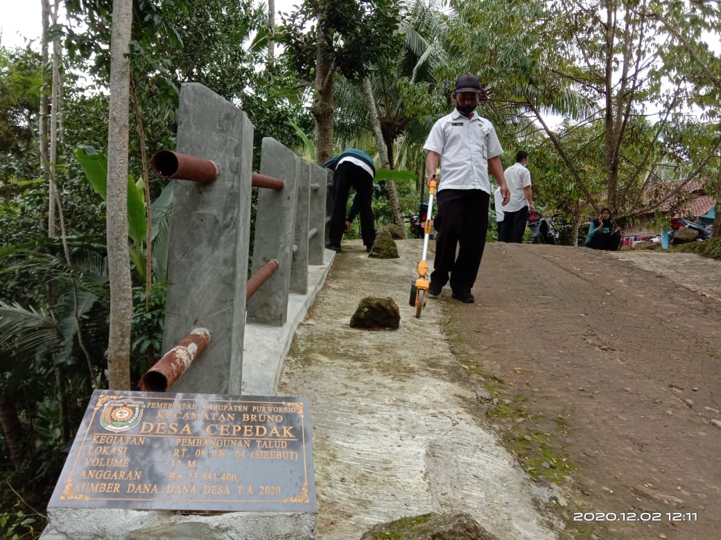 Monitoring Pembuatan Talud DiDesa Cepedak, Kecamatan Bruno 