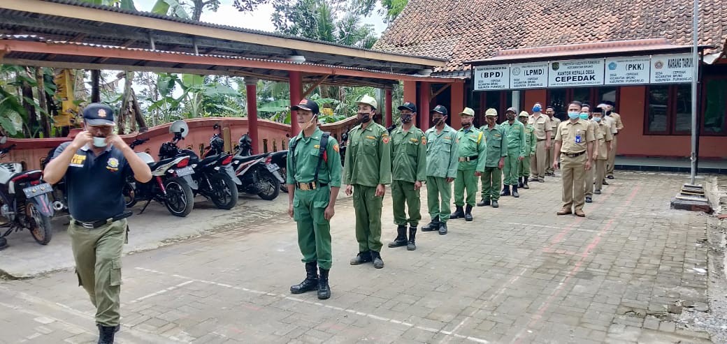 Pelatihan Baris Berbaris di Balai Desa Cepedak 