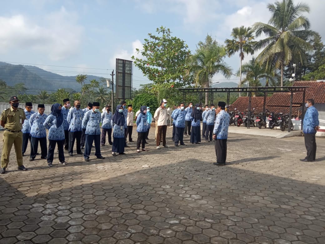 Apel Pagi Karyawan Karyawati Kantor Kecamatan Bruno, setelah libur lebaran 