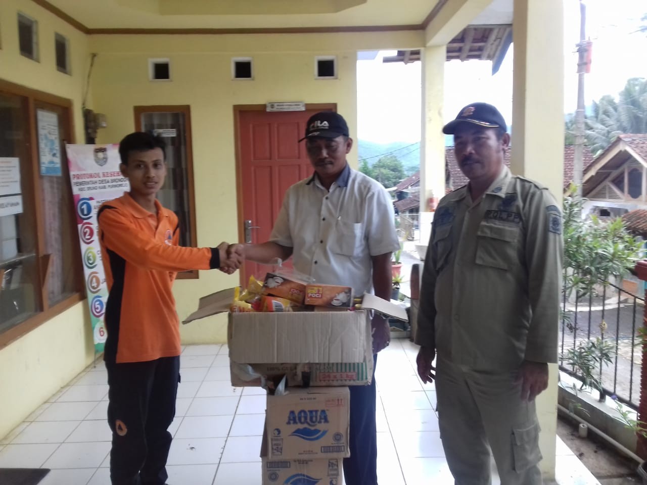 Penyerahan Logistik dari BPBD ke Desa Brondong, Kecamatan Bruno 