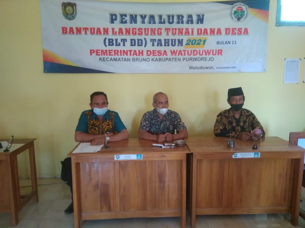 Penyaluran BLT DD DI Desa Watuduwur, Kecamatan Bruno 