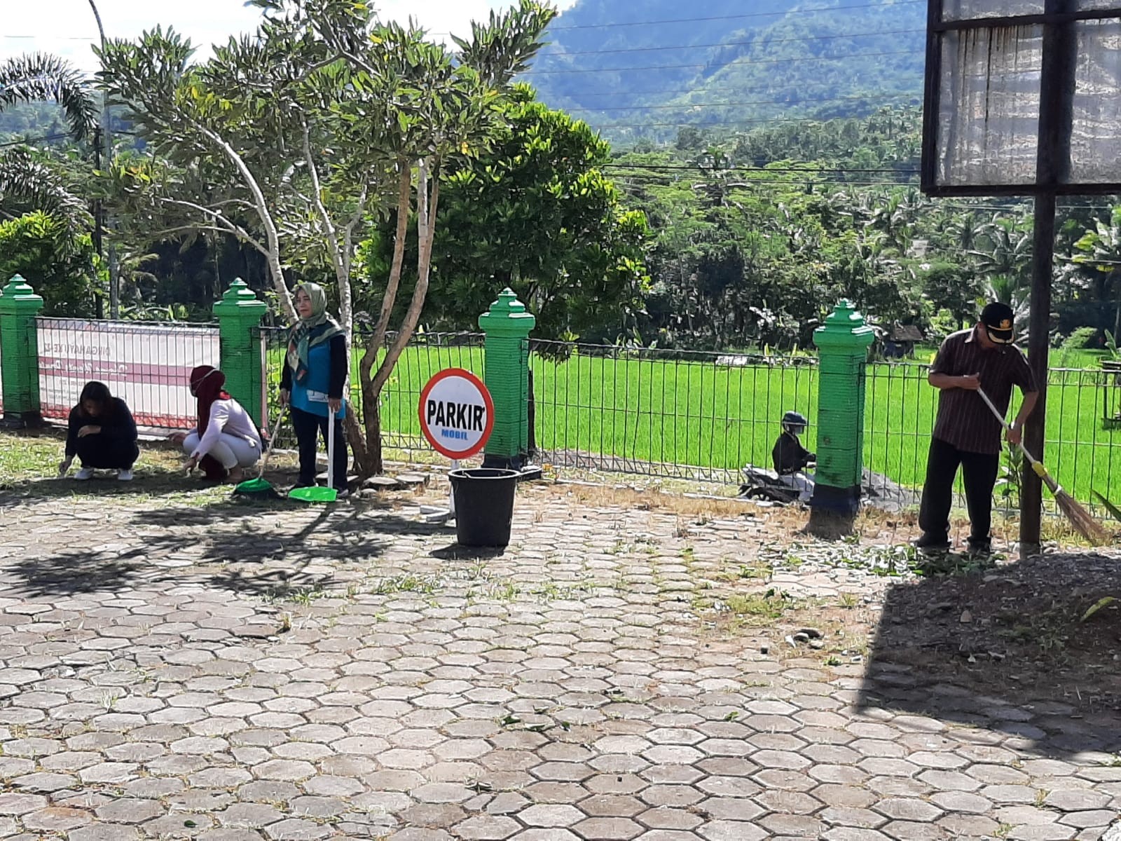 Kegiatan Jumat Bersih Karyawan Karyawati Kantor Kecamatan Bruno