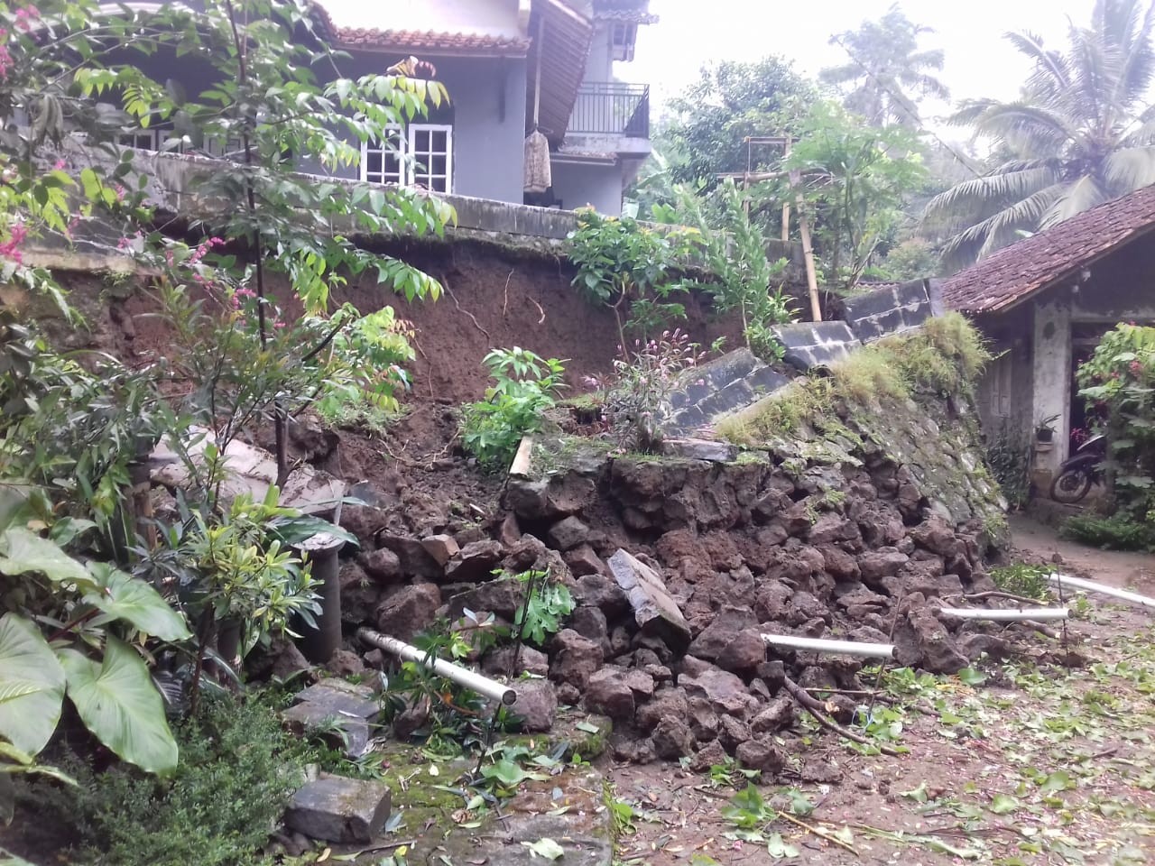 Tanah Longsor di Desa Kemranggen Kecamatan Bruno