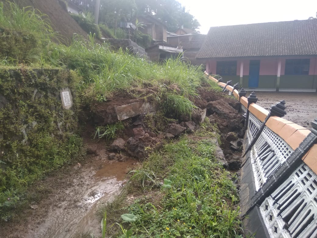 Tanah Longsor di SMP PGRI Cepedak, Kecamatan Bruno