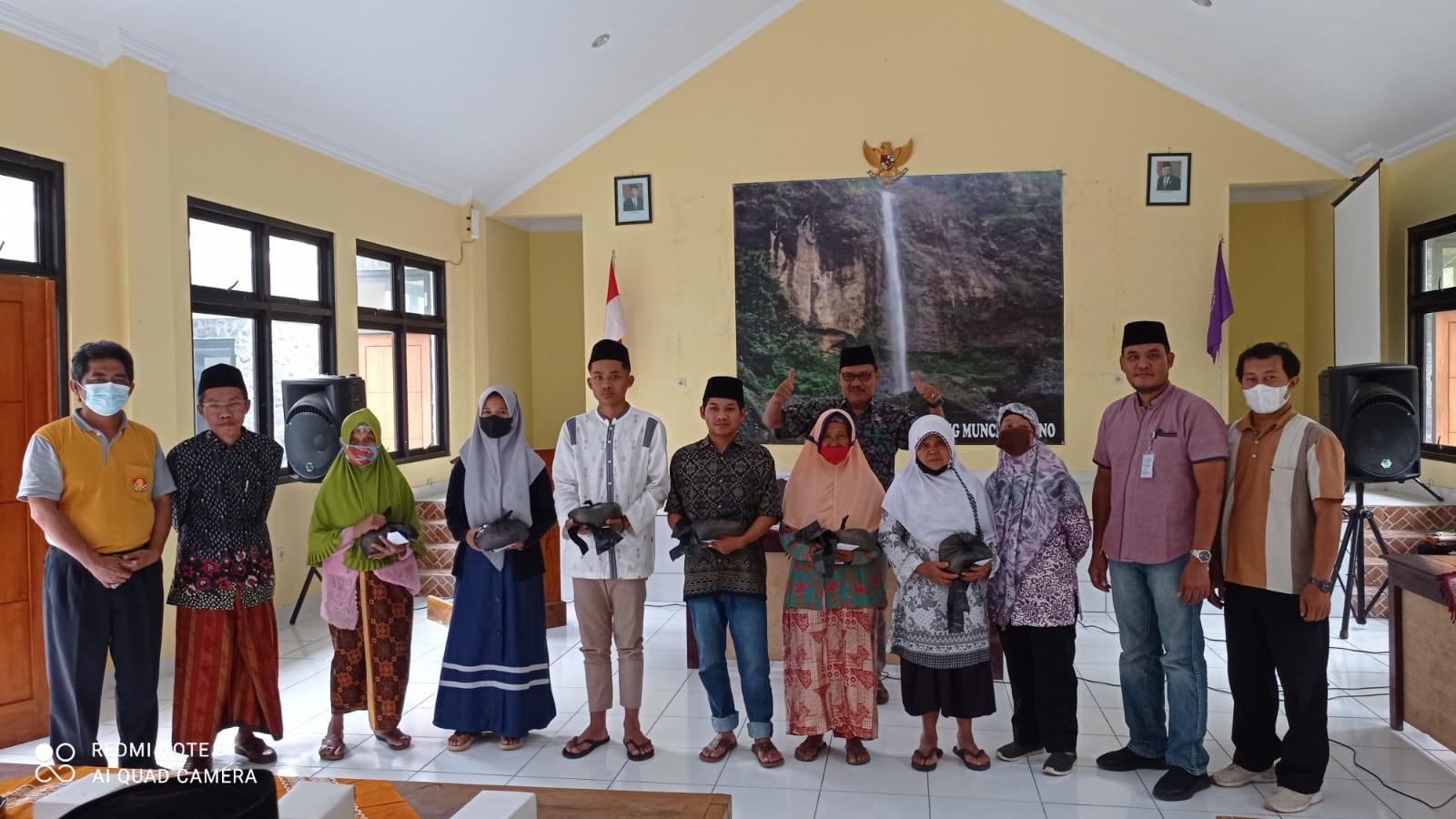 Santunan Anak Yatim di Aula Kantor Kecamatan Bruno 