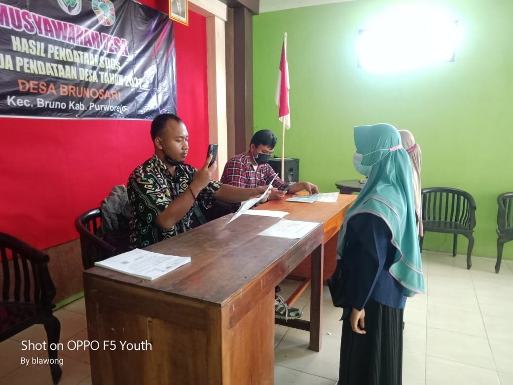 Penyaluran BST Desa Brunosari, Kecamatan Bruno