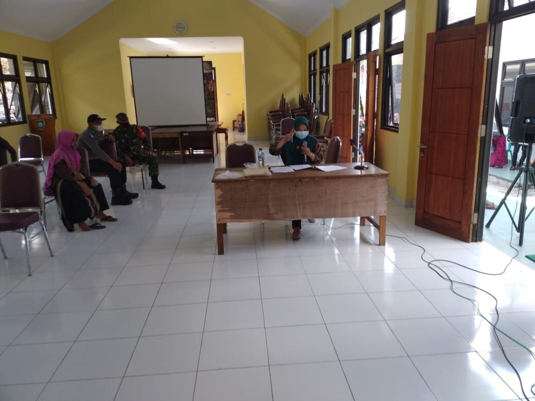 Penyaluran BST di Aula Kantor Kecamatan Bruno 