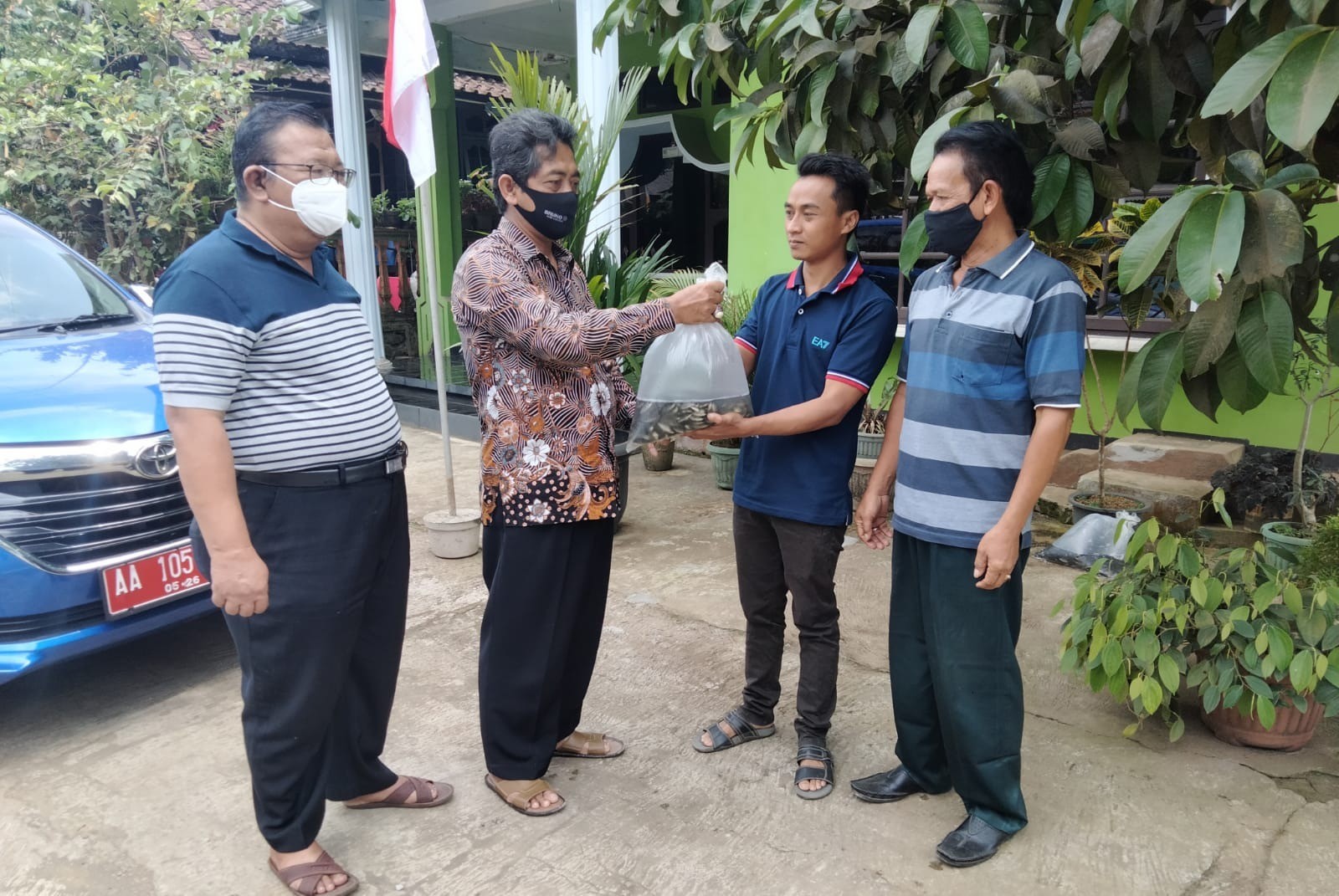 Penyerahan Bantuan Benih Ikan di Plarangan Tegalsari