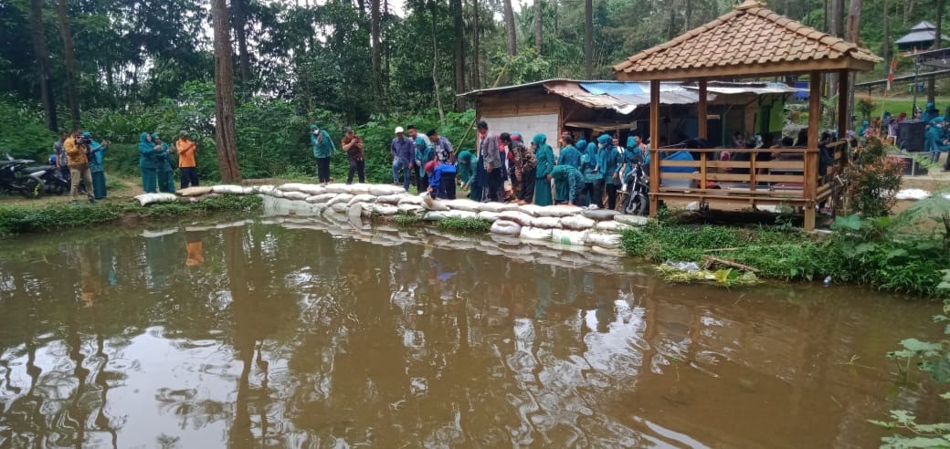 Pelepasan Benih Ikan Nila di Kolam di Curug Putri Oleh istri Bapak Bupati Purworejo 