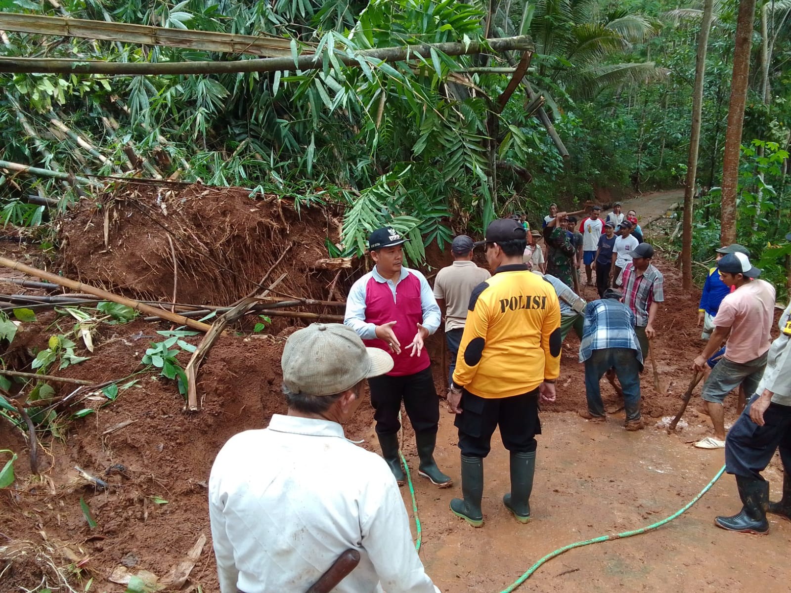 Monitoring Kerja Bakti Tanah Longsor di Desa Pakisarum