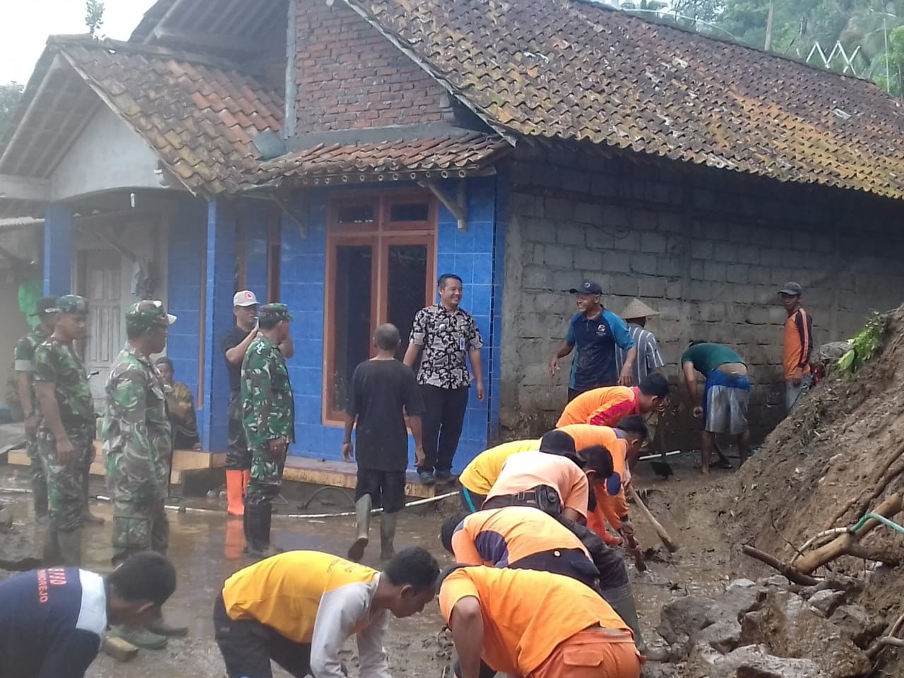 Camat Bruno Memantau Kerja Bakti Warga Cepedak, TNI, Polri dan BPBD