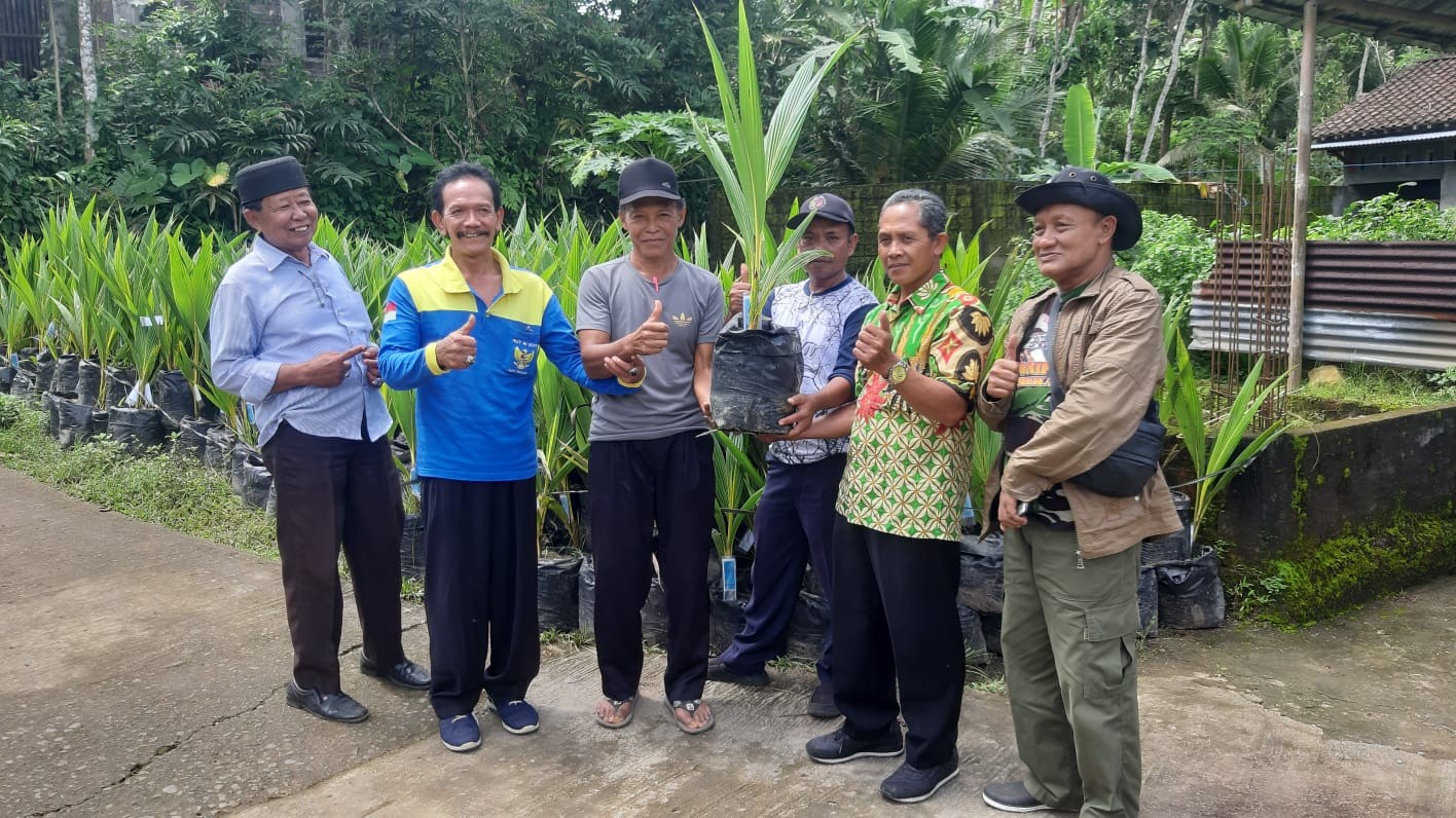 Penyerahan Bibit Kelapa Kuning Bali Dari Dinas Ketahanan Pangan Kab. Purworejo