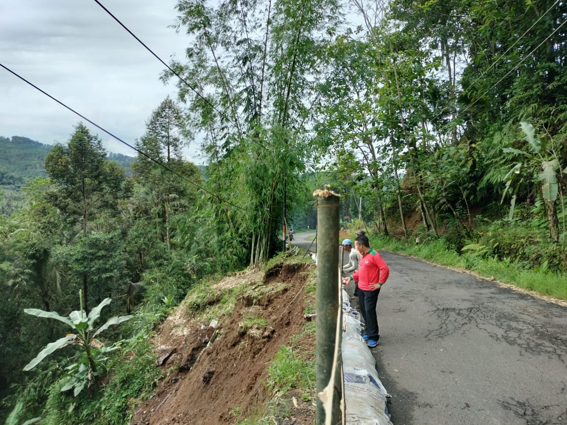 Camat Bruno Meninjau Lokasi Rawan Longsor