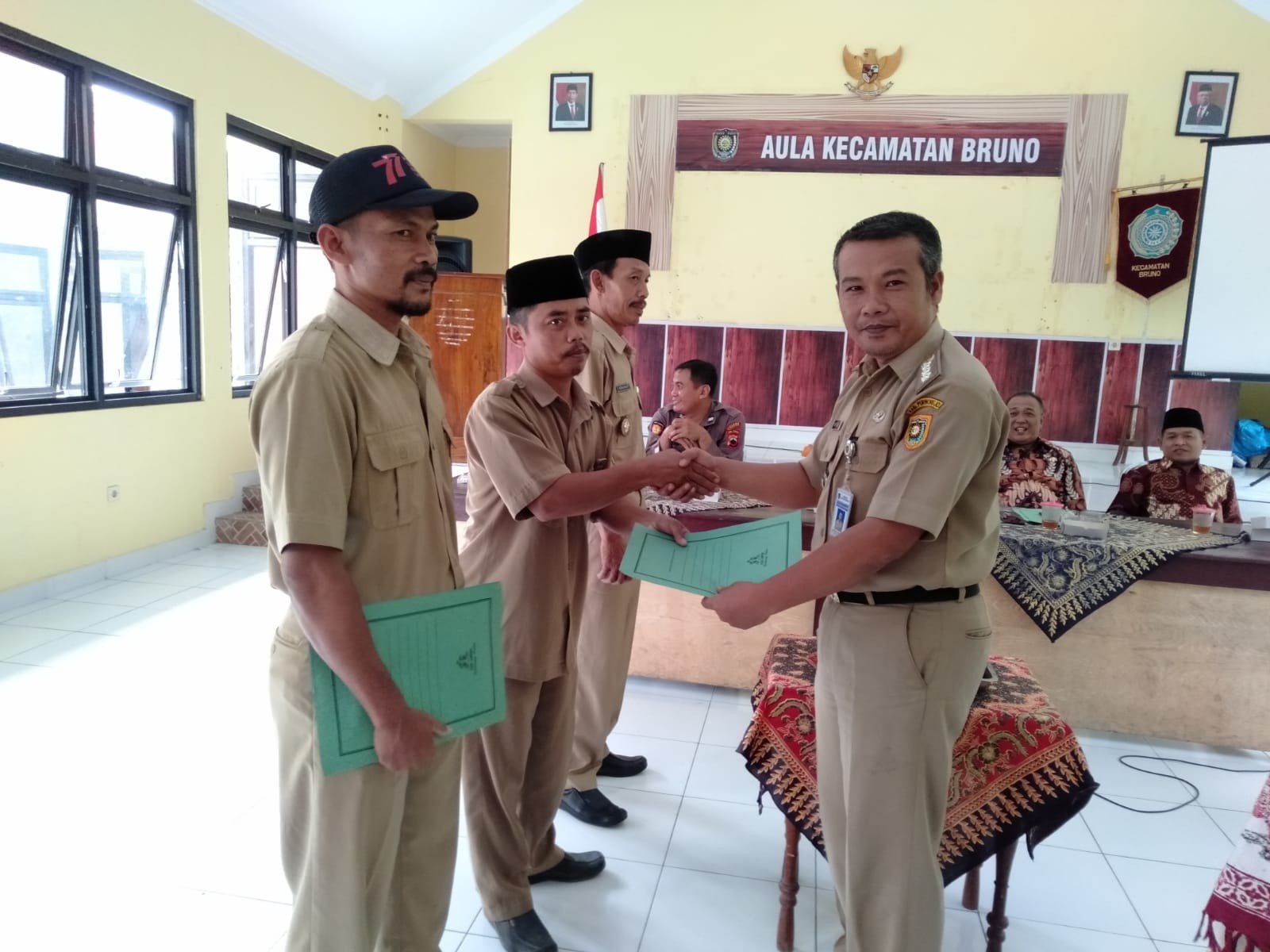 Penyerahan Hadiah Lomba Paduan Suara Tingkat Kades dan Perangkat