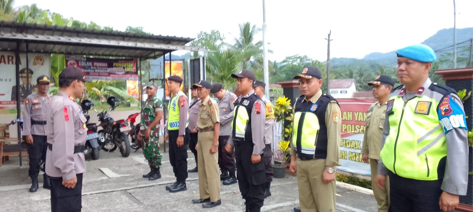 Apel Bersama Polsek, Koramil dan Trantib Kec. Bruno dalam Rangka PAM Hri Raya Idul Fitri Th 1444 H