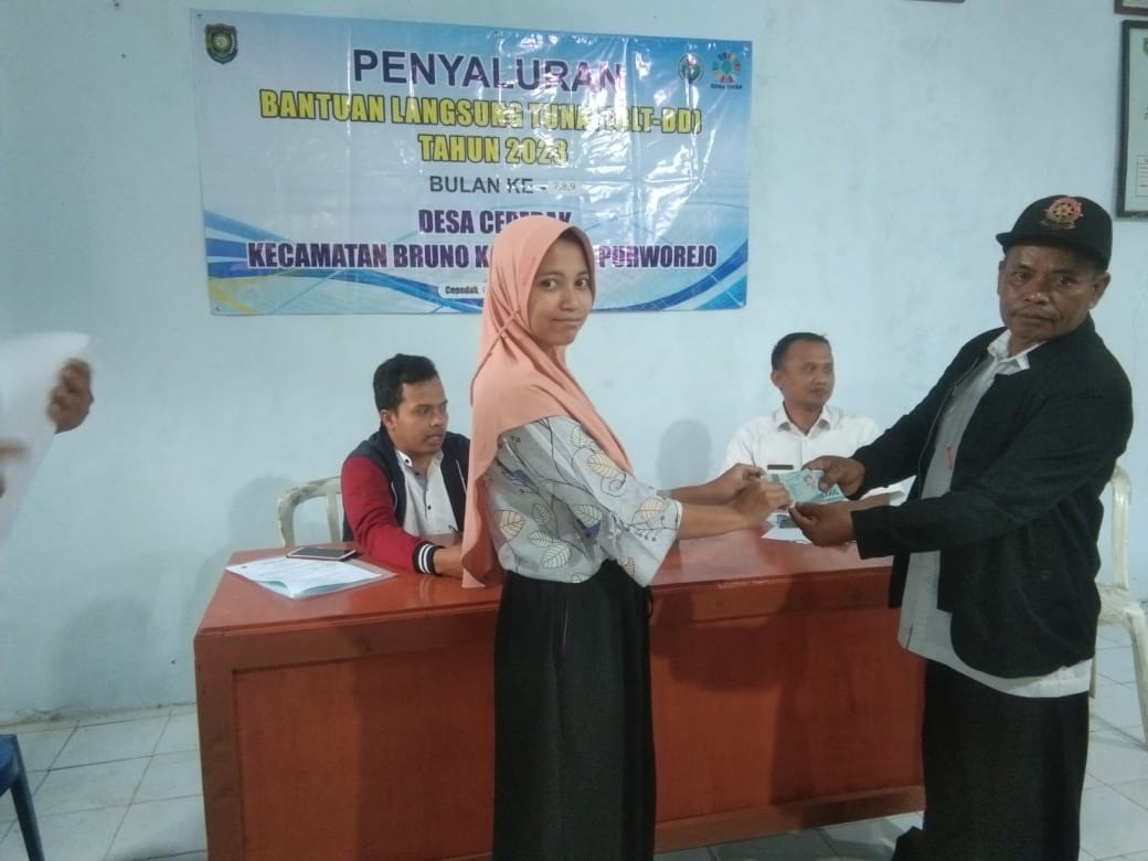 Penyerahan BLT DD di Desa Condong