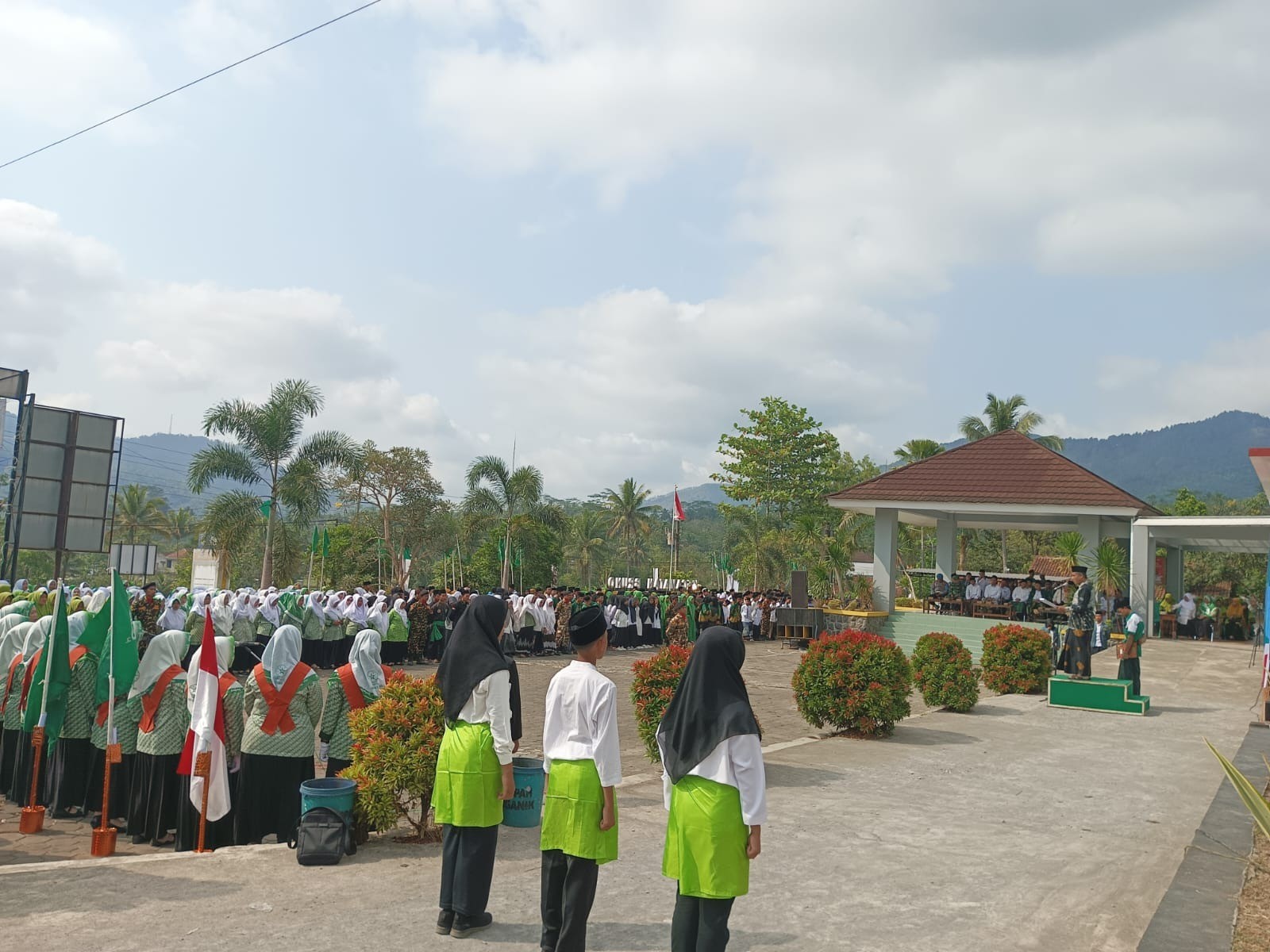 Upacara Memperingati Hari Santri di Halaman Kantor Kec.Bruno