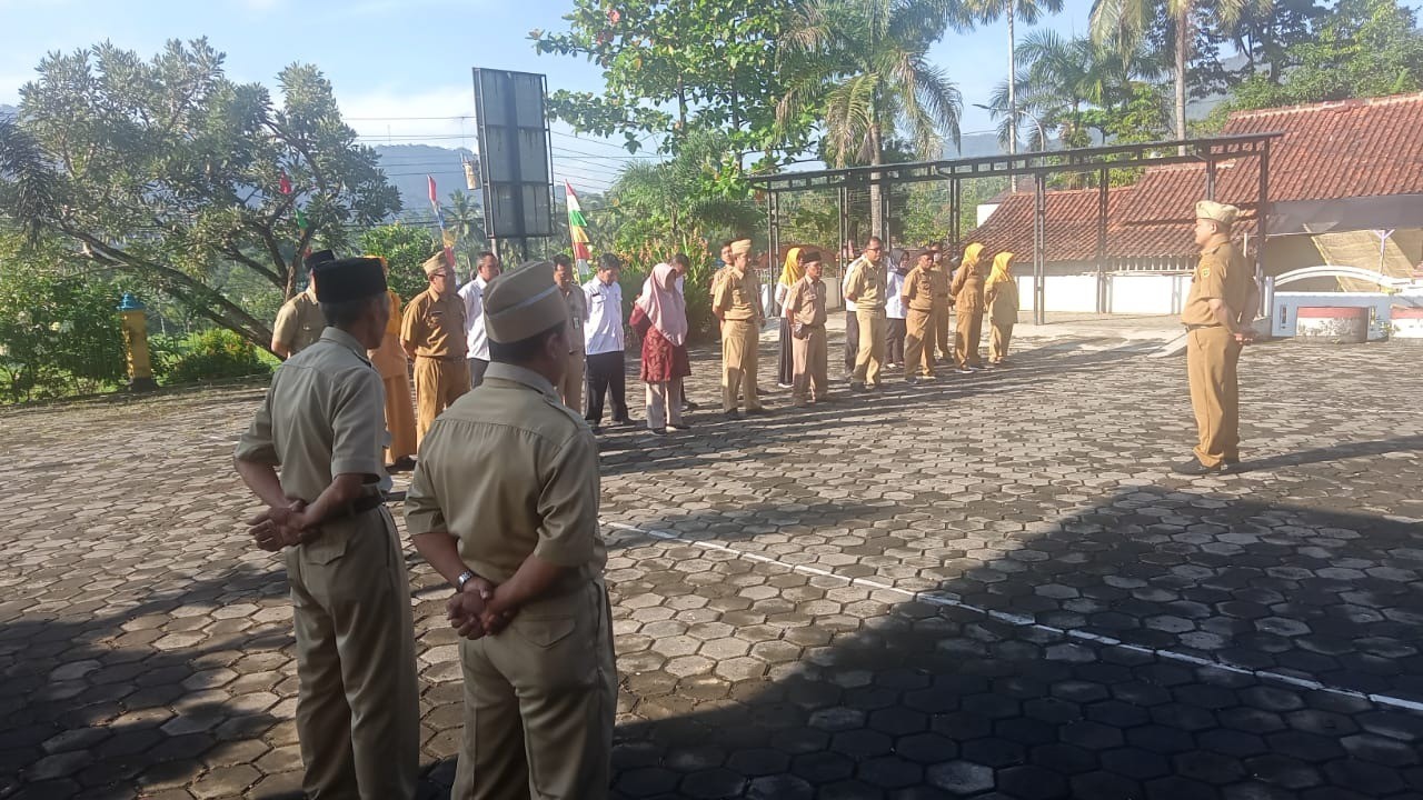 Apel Pagi Karyawan dan Karywati Kantor Kecamatan Bruno