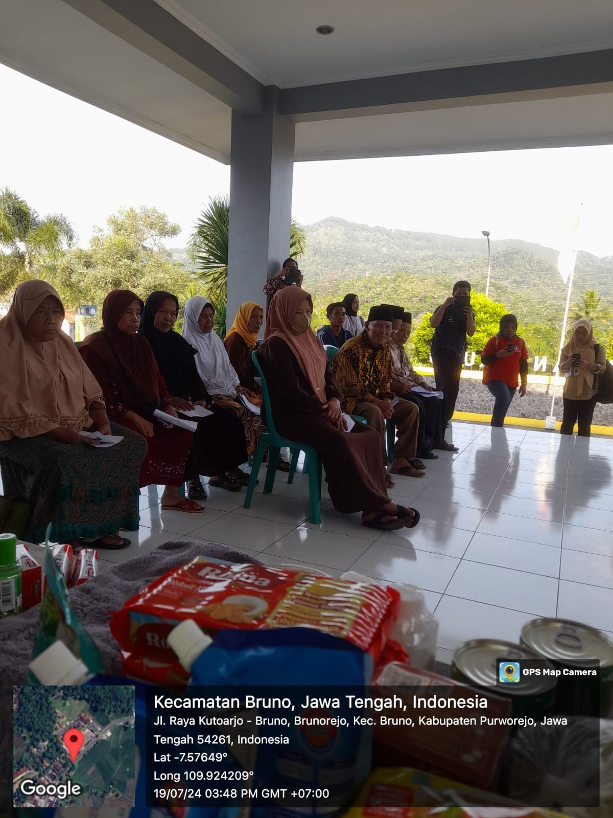 Penyerahan Bantuan dari Dinas Sosial Antasena Magelang di Halaman Kantor Kec. Bruno