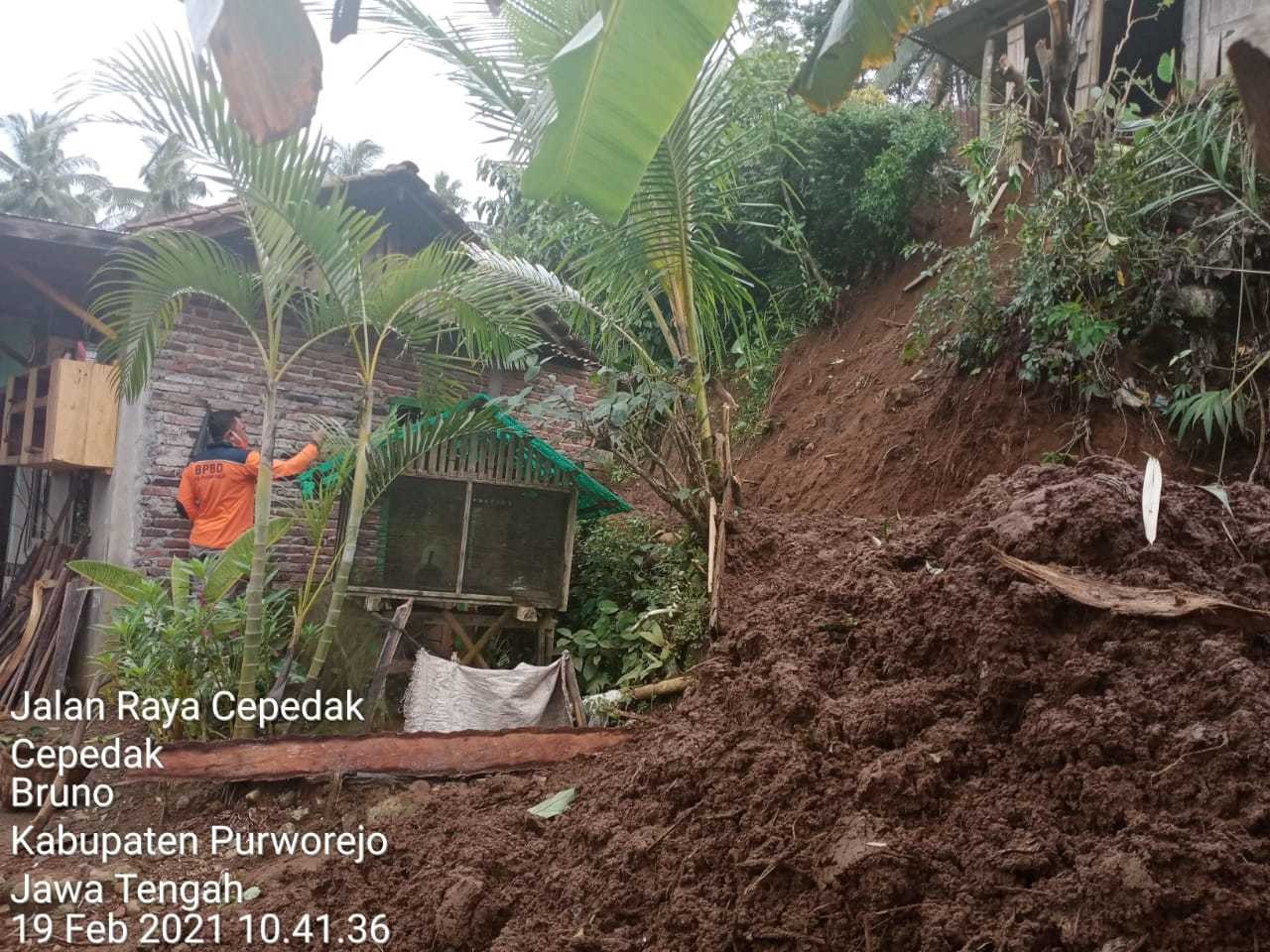 Hujan Deras Akibatkan Tanah Longsor Di Desa Cepedak Kecamatan Bruno 