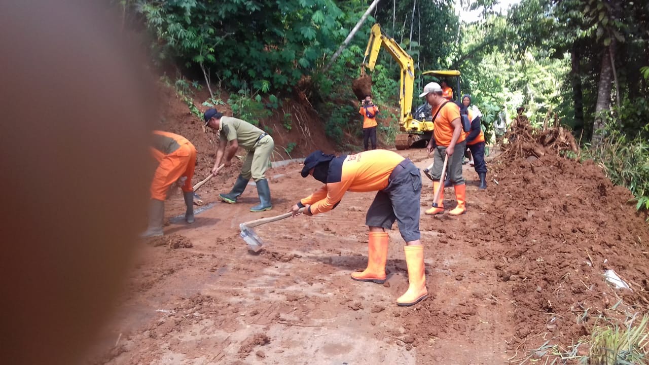 kerja_bakti_longsor_gowong.jpg