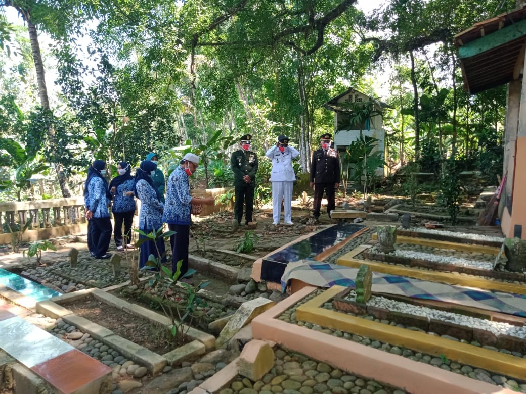 Nyekar di Makam Tokoh Kecamatan Bruno